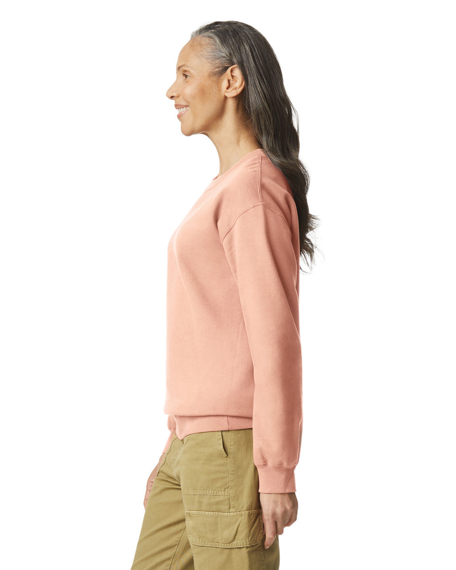 Gildan SF000 Unisex Softstyle Midweight Crewneck Sweatshirt - Dusty Rose - model side